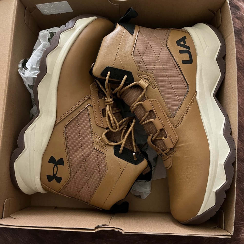 Under Armour men’s Stellar boots NIB size 9